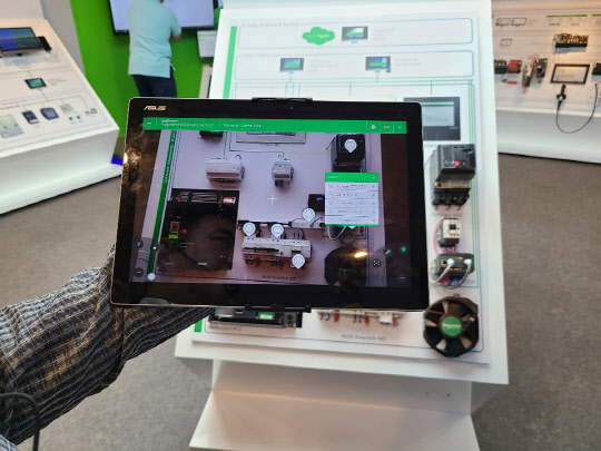 슈나이더 일렉트릭의 한 직원이 15일 태블릿PC를 활용해 각종 데이터를 확인하고 있다.  윤선영기자 sunnyday72@